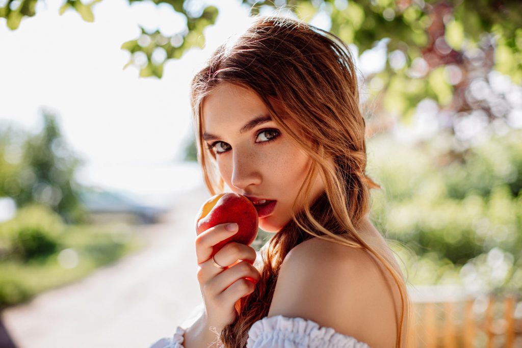 桃を食べている女性