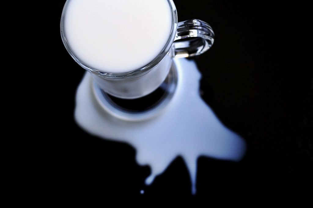 コップからこぼれたミルク