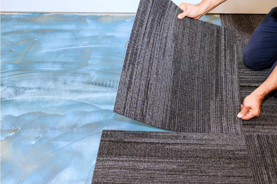 タイルカーペットを貼る人