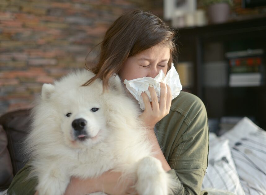 動物アレルギーに苦しむ女性